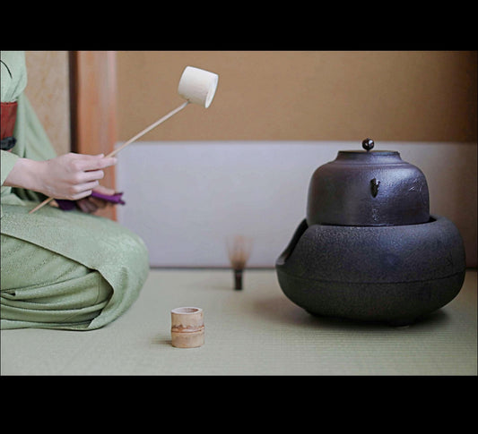 FINE! Japanese vintage cast iron kettle For Tea ceremony signed with copper lid with pain three "Shinnari-gama" hand craft Box W8.3in/W21cm