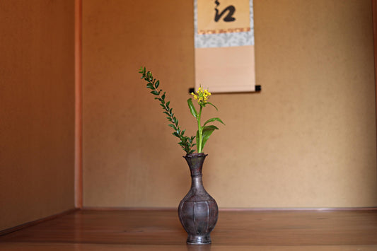 Japanese antique vase "BIZEN ware" pottery flower vase name of A top in the shape of a bellflower with Kanji signature wooden box H9.4×4.1in