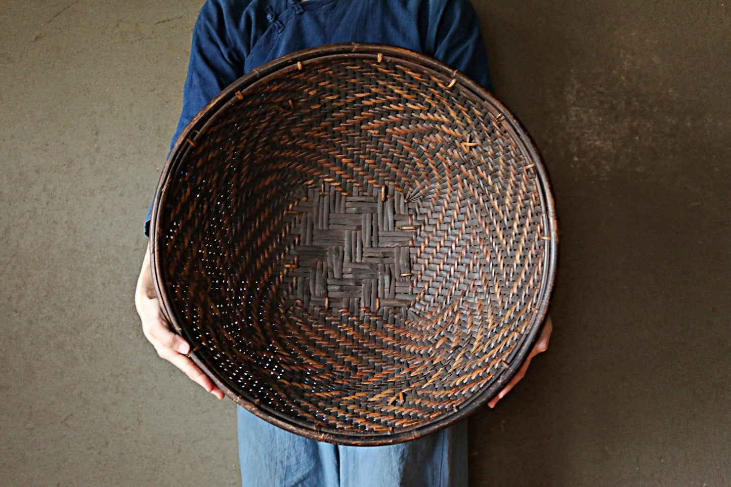 RARE! LARGE! Antique Japanese Farmers Hand Woven Wild grape vine Round Basket, Ajiro ami, MINGEI hand craft, H8.8xW22in/22.4x56cm