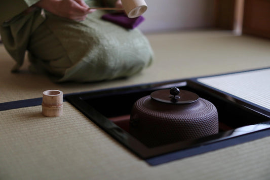 FINE! Japanese cast iron kettle For Tea ceremony with a copper lid, "Shinnari-gama"  signed Famous Kettle Master Box 1970s W10in/W25.5cm