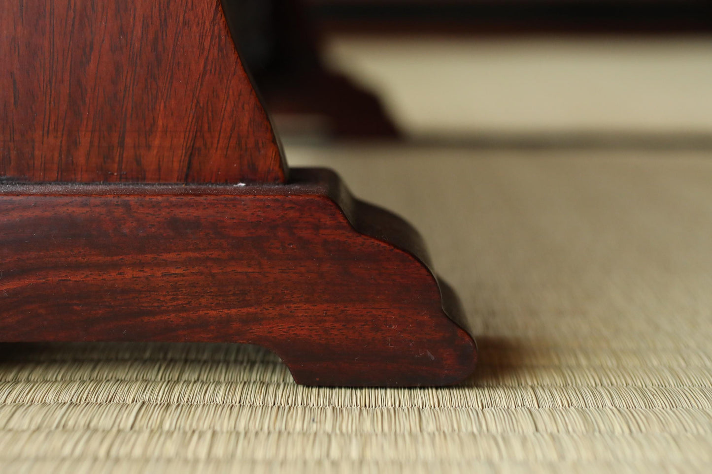 FINE! Japanese vintage furniture KARAKI rosewood wooden lacquer sword rack with openwork Shogun Sword KATANA rack H16.1×W18.4in/H41×46.7cm