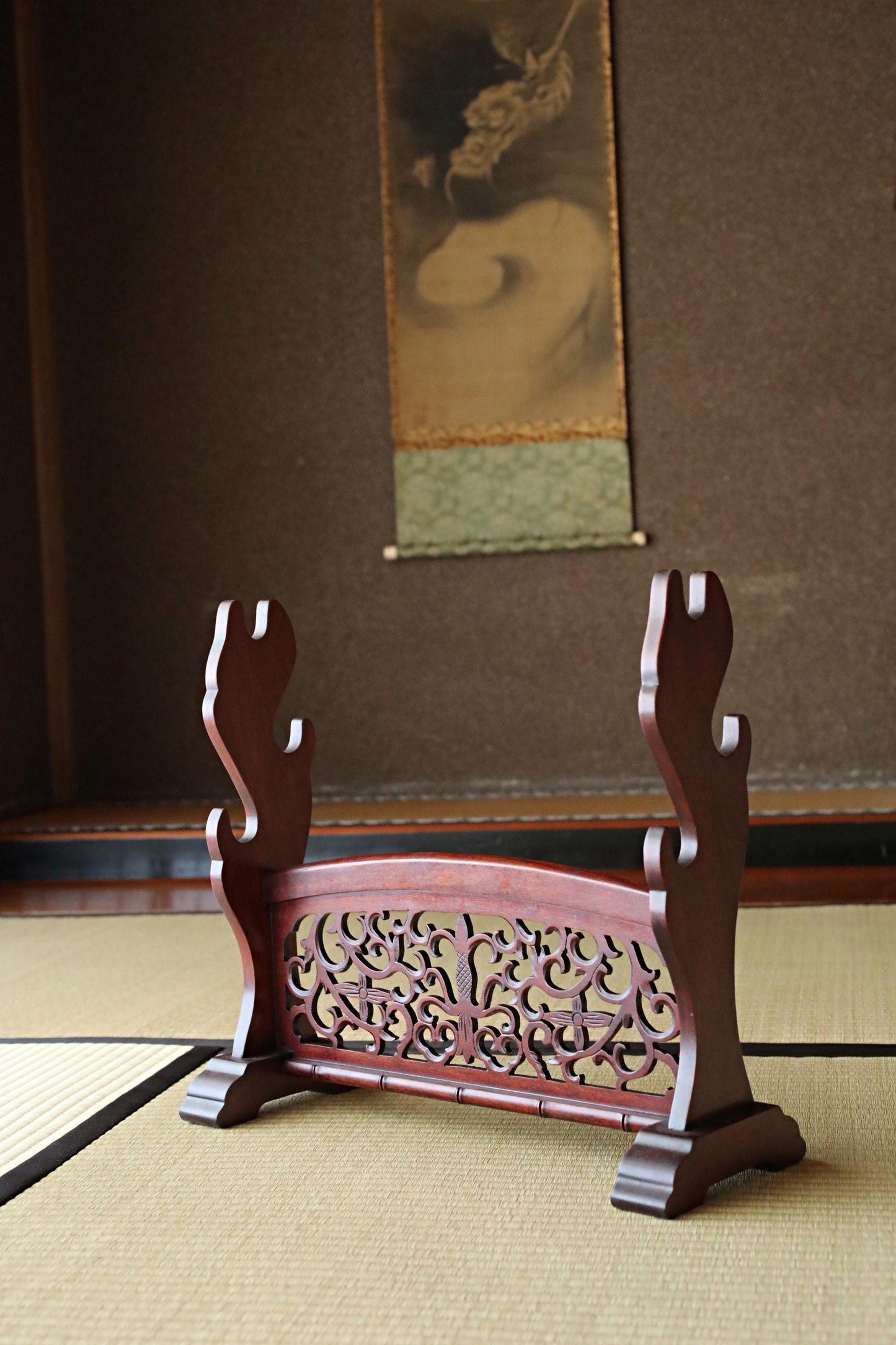 FINE! Japanese vintage furniture KARAKI rosewood wooden lacquer sword rack with openwork Shogun Sword KATANA rack H16.1×W18.4in/H41×46.7cm