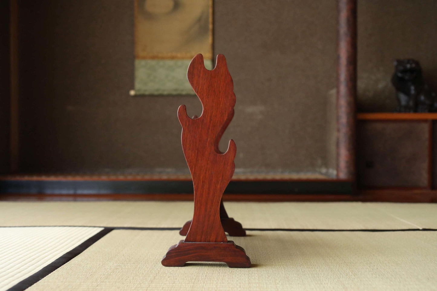 FINE! Japanese vintage furniture KARAKI rosewood wooden lacquer sword rack with openwork Shogun Sword KATANA rack H16.1×W18.4in/H41×46.7cm