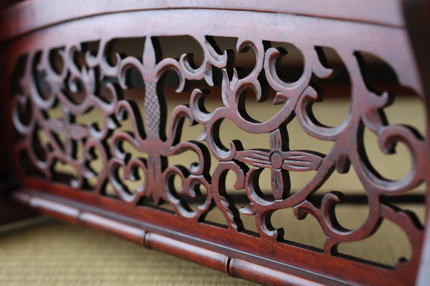 FINE! Japanese vintage furniture KARAKI rosewood wooden lacquer sword rack with openwork Shogun Sword KATANA rack H16.1×W18.4in/H41×46.7cm