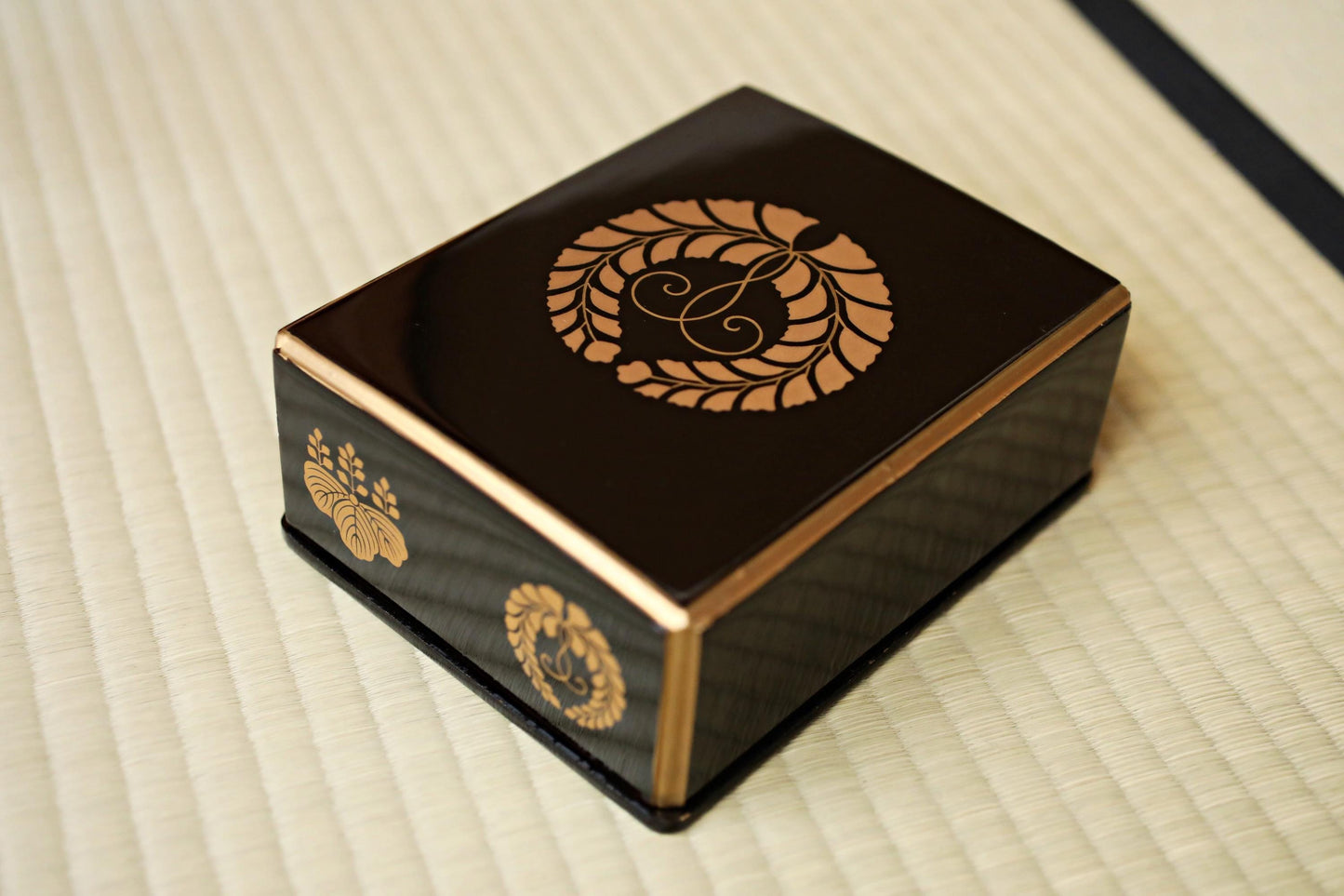 Japanese Makie Black Lacquer Gold wisteria SAMURAI crest wooden box URUSHI Maki-e, lacquer furniture buddhist alter 6.7×5.3in/17×13.5cm